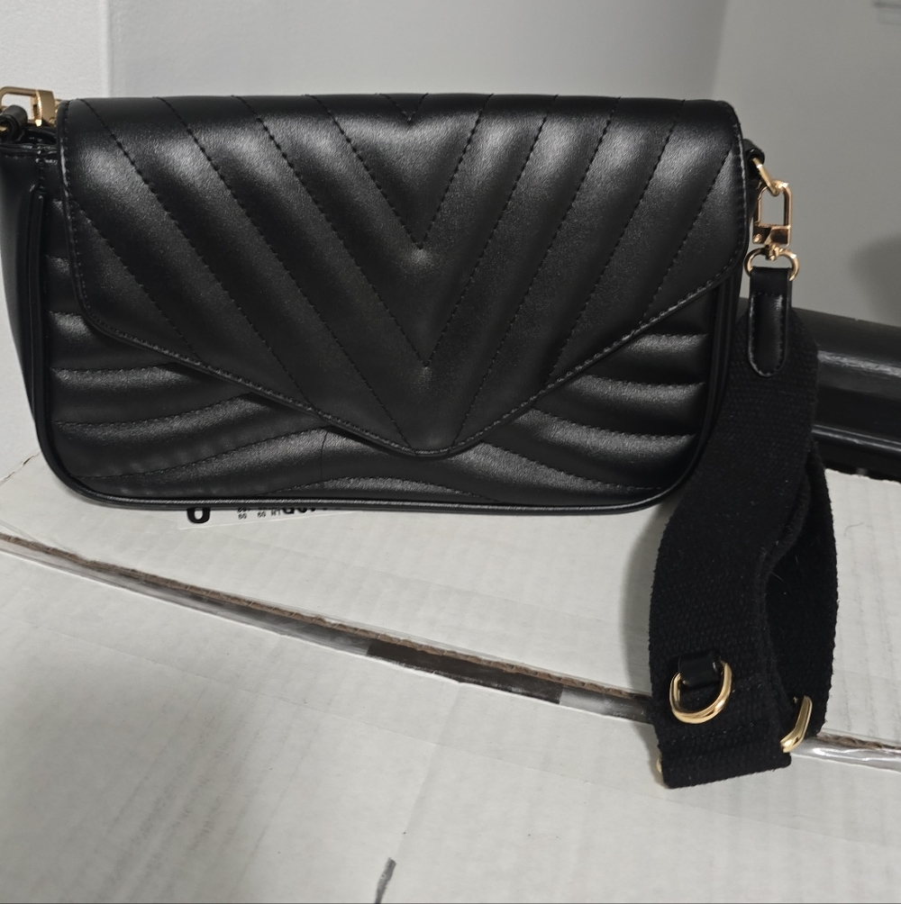 Elegant Black Chevron Crossbody Bag